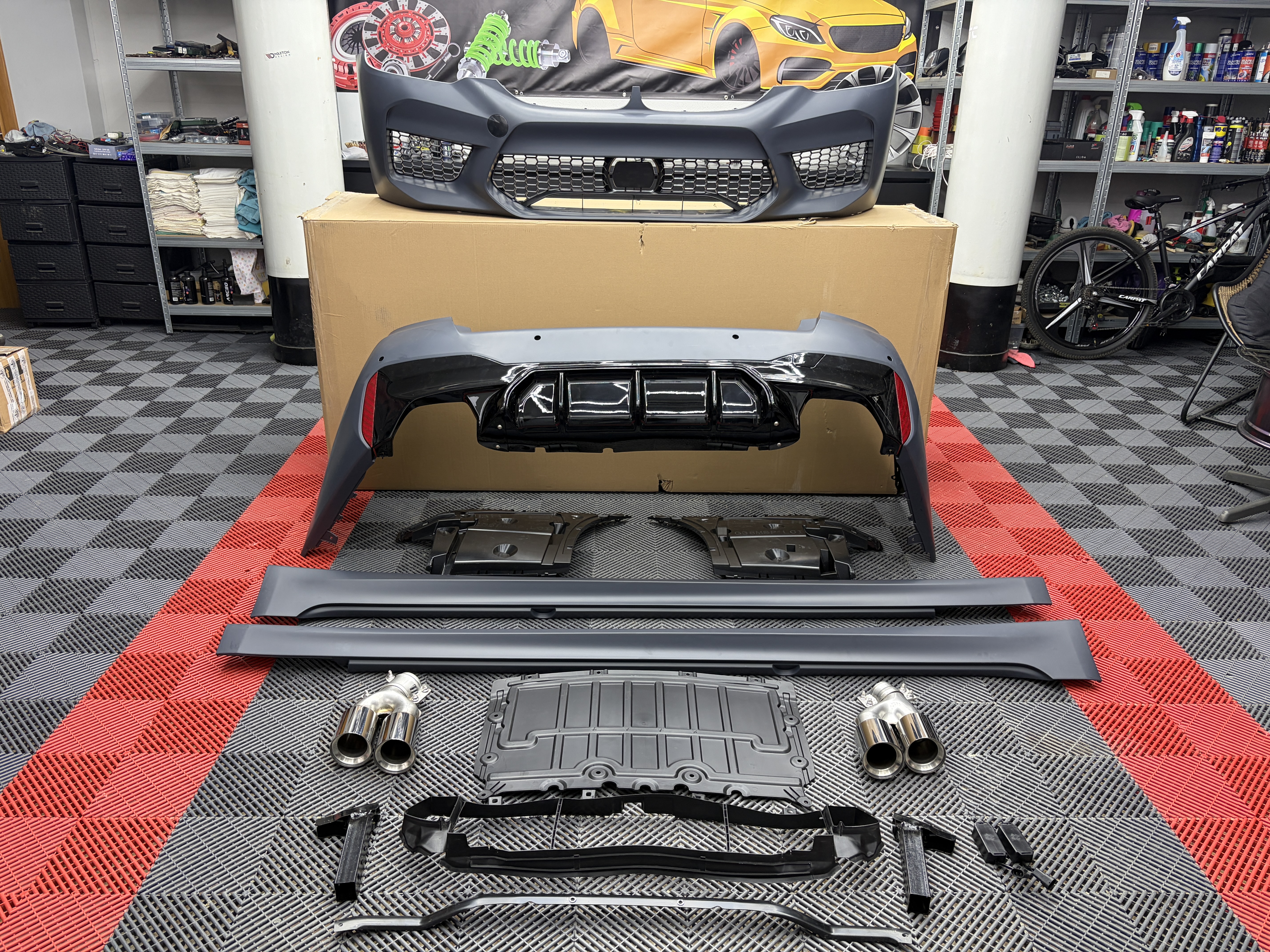 Pachet M5 Design Bmw G30 Seria 5 Bara Fata + Spate + Praguri + Ornamente Evacuare